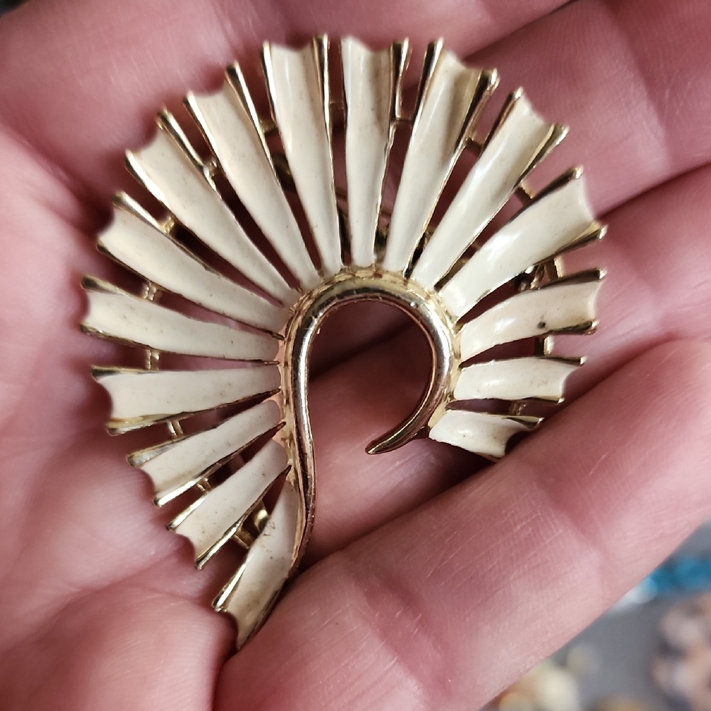 JJ Jonette Chic Gold and Cream Fan Brooch